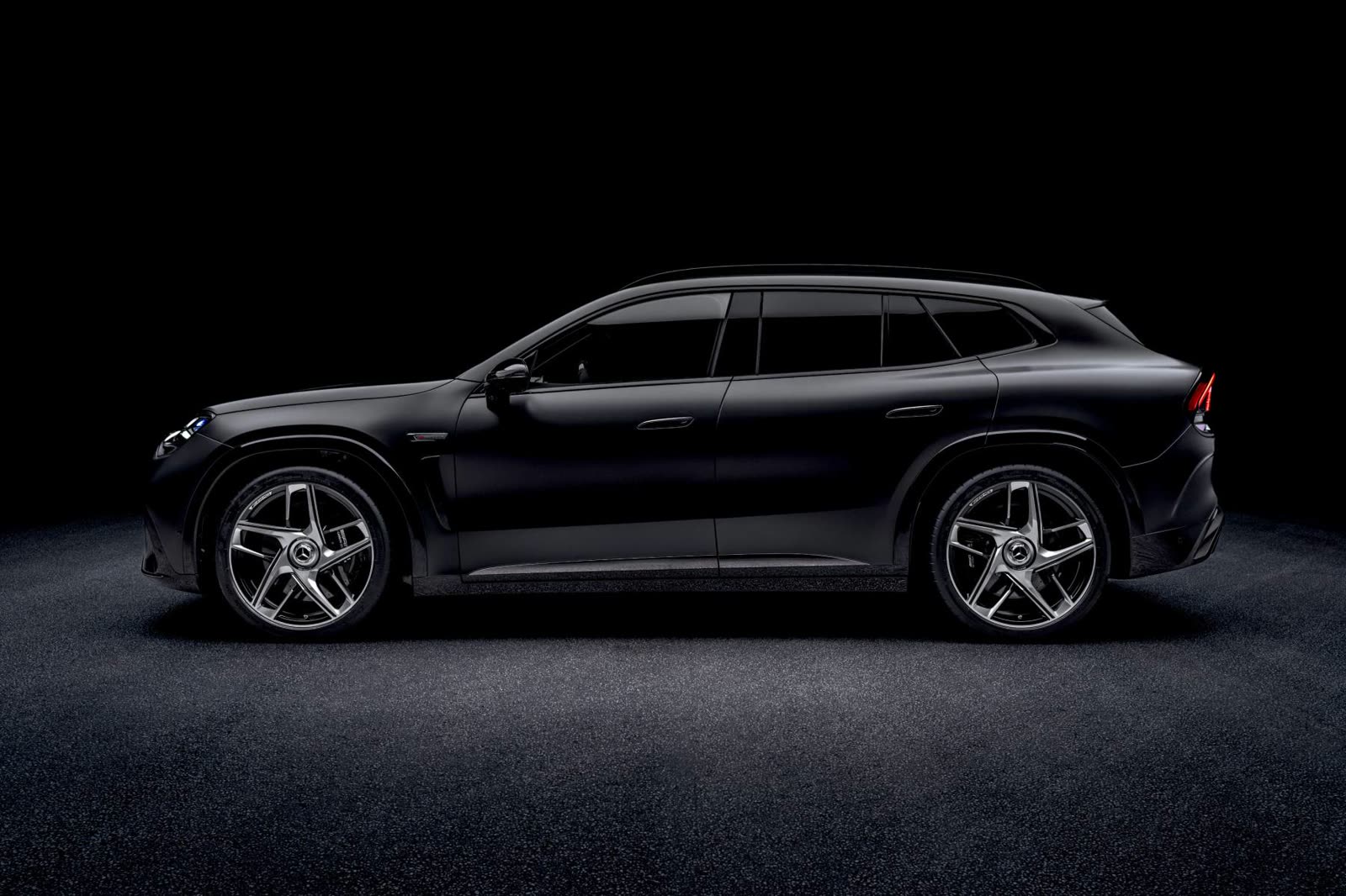 Lateral do Mercedes-AMG GT SUV elétrico preto