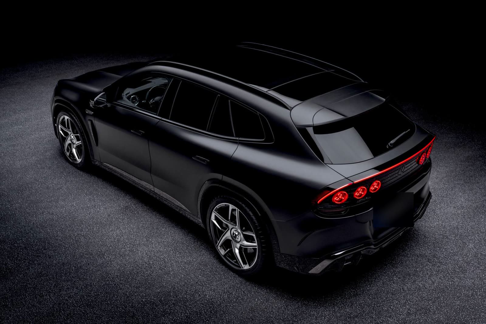 Traseira do Mercedes-AMG GT SUV elétrico preto, vista de cima, com lanternas redondas acesas