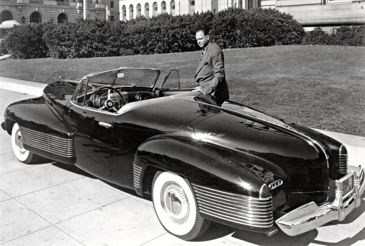 Harley Earl ao lado do Buick Y-Job conversível, foto em preto e branco