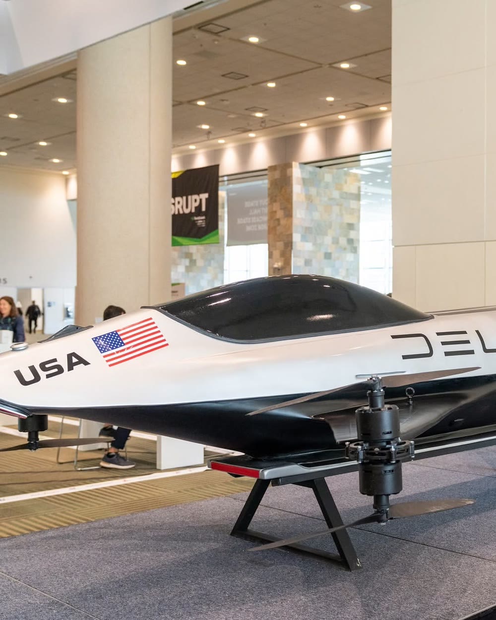 Aeronave com pintura DeLorean e bandeira dos EUA exposta no TechCrunch Disrupt