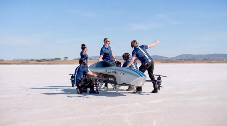 Equipe de mecânicos fazendo pit stop na aeronave do DeLorean Airspeeder Team