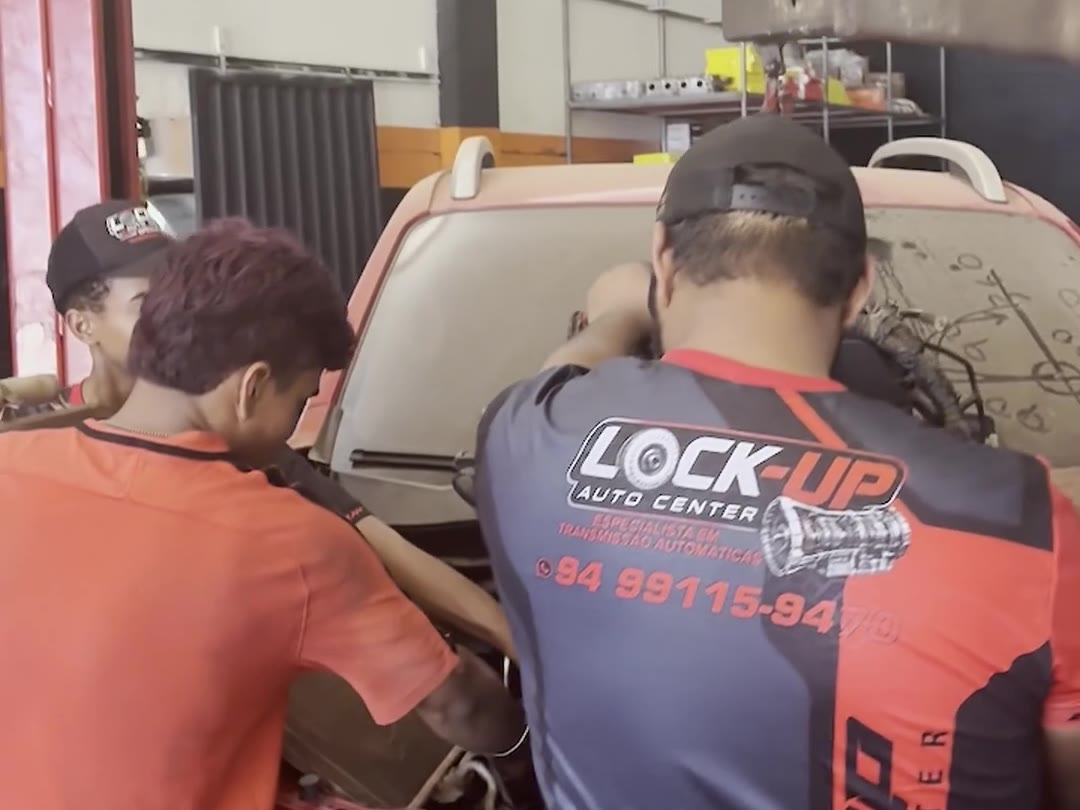 Mecânicos trabalhando na remontagem do motor da Frontier