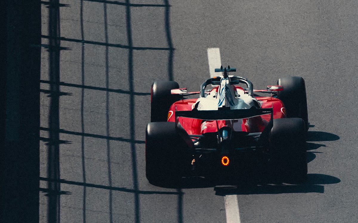 Carro da Ferrari de Fórmula 1 visto de cima, na pista