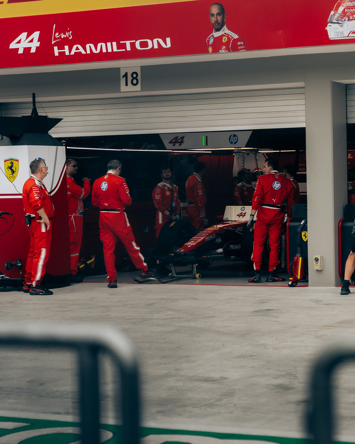 Mecânicos da Ferrari no box de Lewis Hamilton