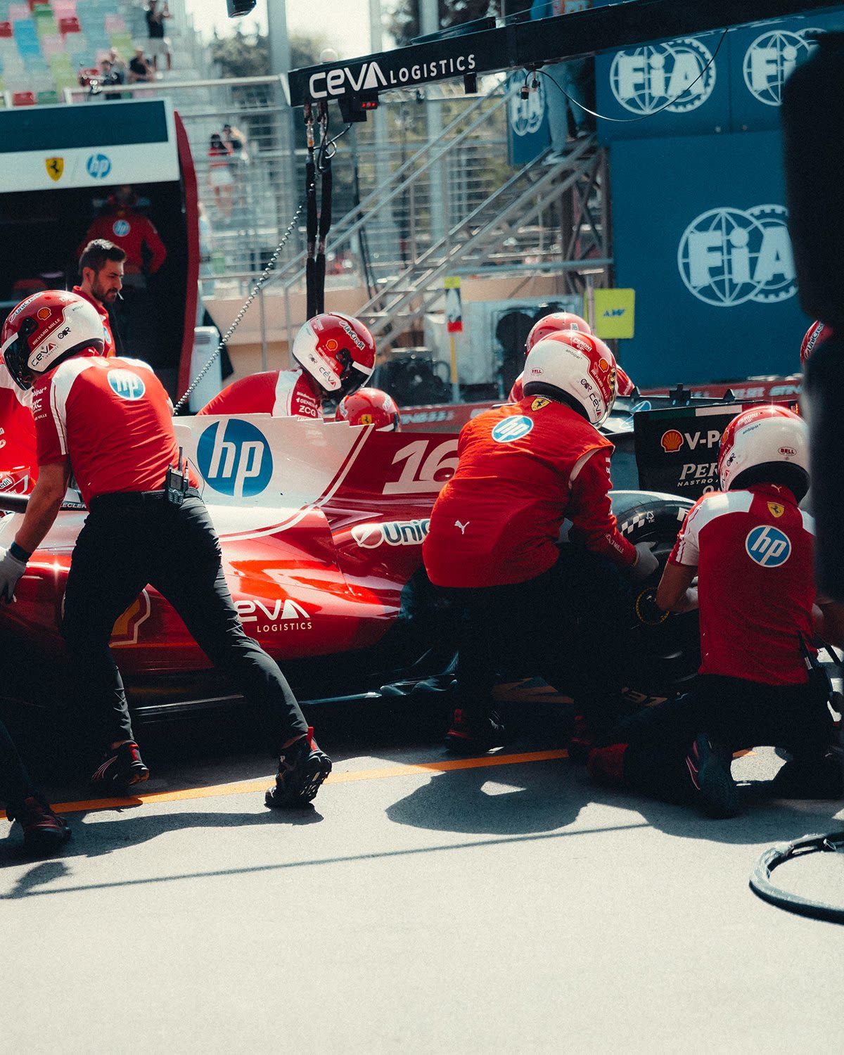 Mecânicos da Ferrari fazendo um pit stop
