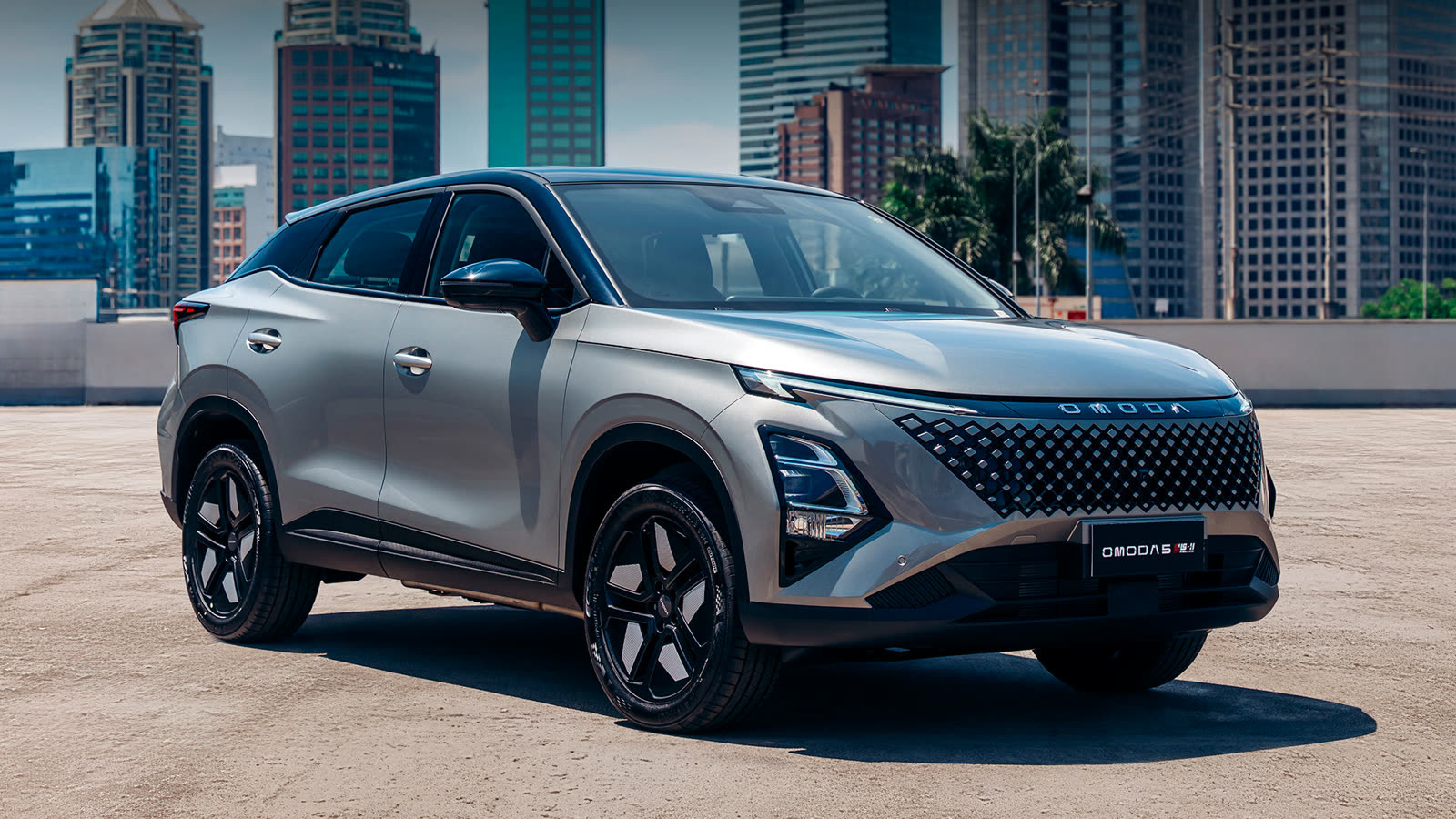 Omoda 5 SHS-H, a versão híbrida vendida no Brasil, na cor prata