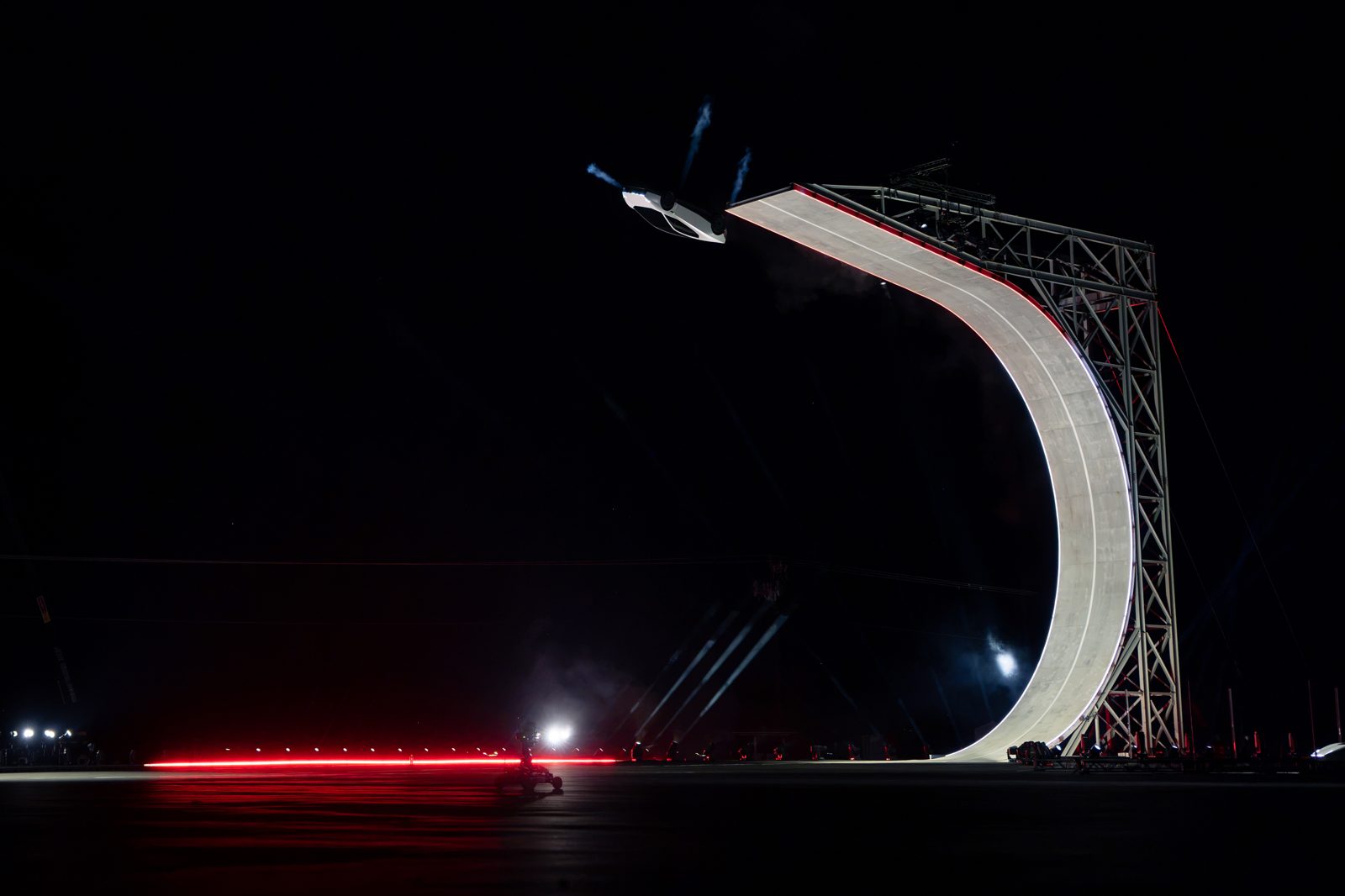 Roadster saindo de uma rampa invertida com os propulsores acionados